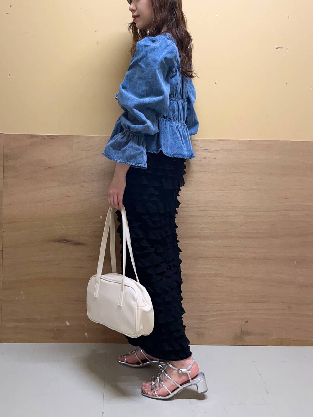 ホワイト系のハンドバッグ、ブルー系のシャツ/ブラウス、ブラック系のスカートを着用したレディースの春コーディネートの3枚目の写真