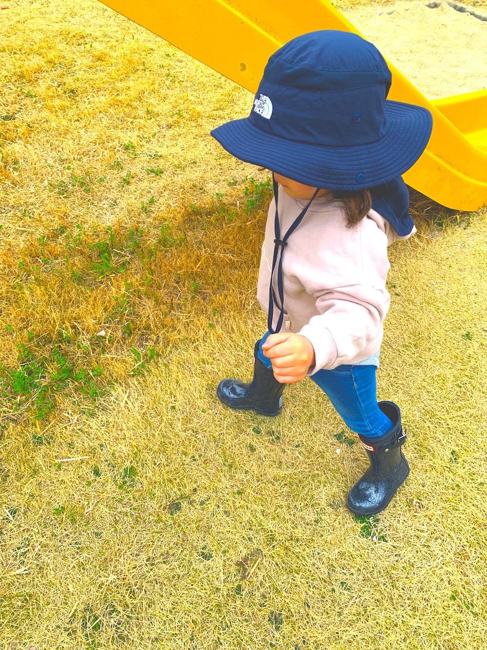 ブルー系のデニムパンツ、ブルー系のベビーカー/ベビーカー用品、ブルー系のベビーシューズ/ベビーソックスを着用したキッズの春コーディネートの2枚目の写真