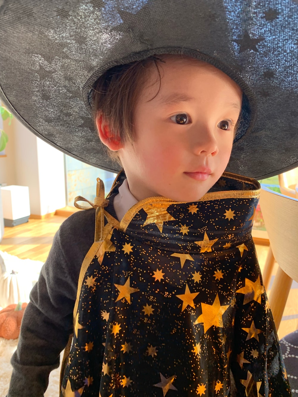 ブラック系のコスチューム/パーティーグッズを着用したキッズの秋コーディネートの2枚目の写真