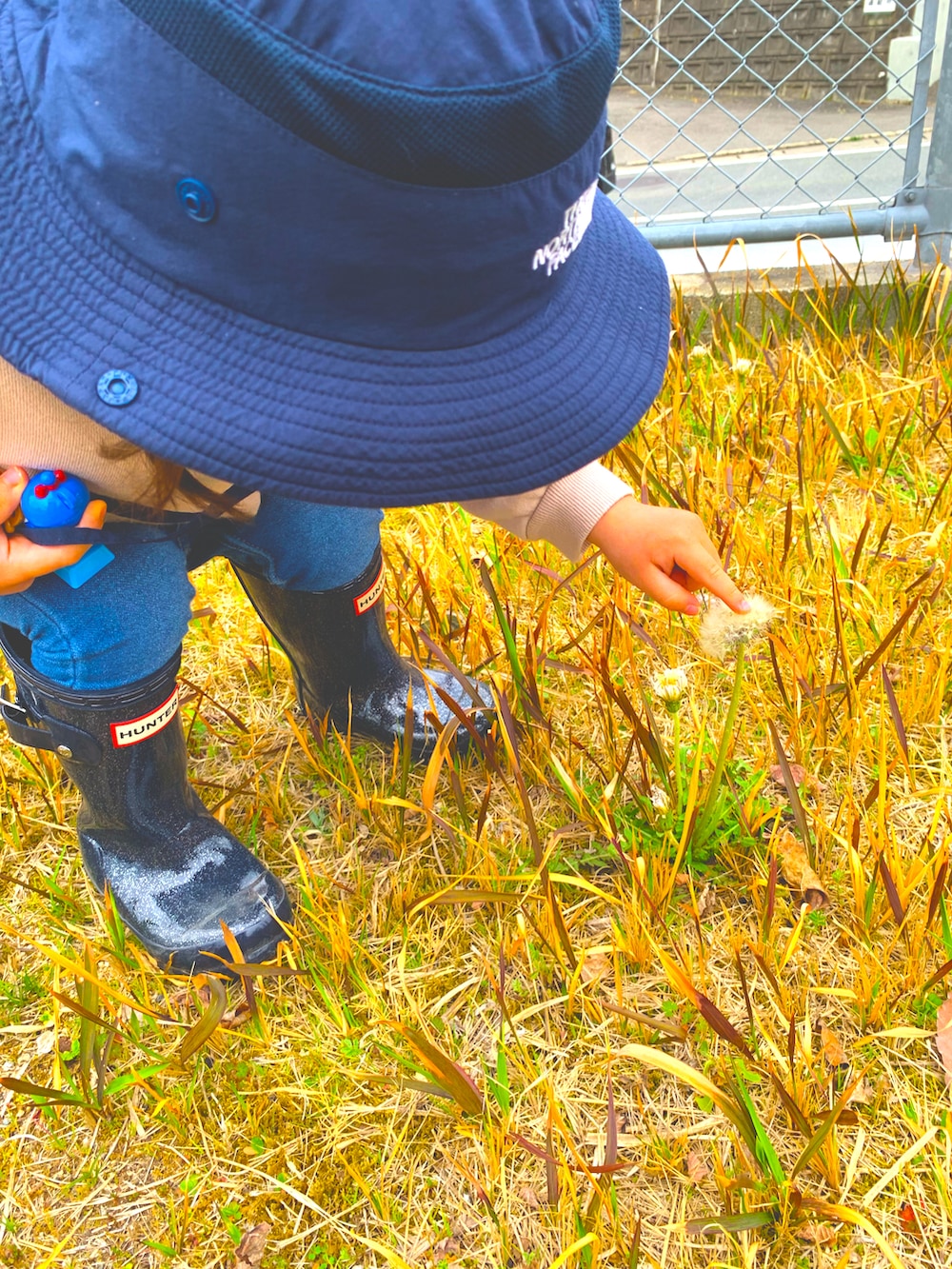ブルー系のデニムパンツ、ブルー系のベビーカー/ベビーカー用品、ブルー系のベビーシューズ/ベビーソックスを着用したキッズの春コーディネートの3枚目の写真