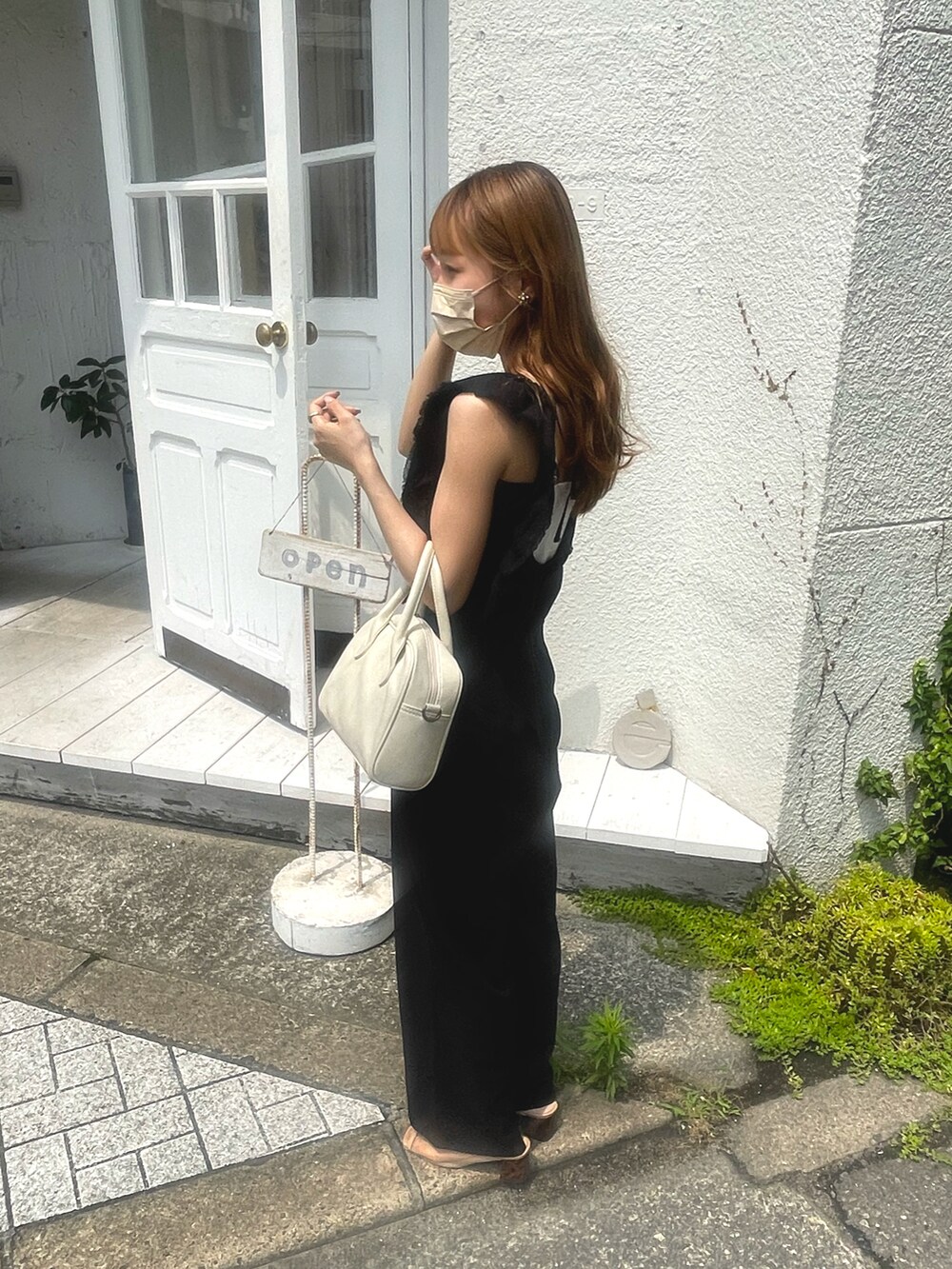 ブラック系のつなぎ/オールインワン、ブラック系のシャツ/ブラウス、ベージュ系のサンダルを着用したレディースの夏コーディネートの2枚目の写真