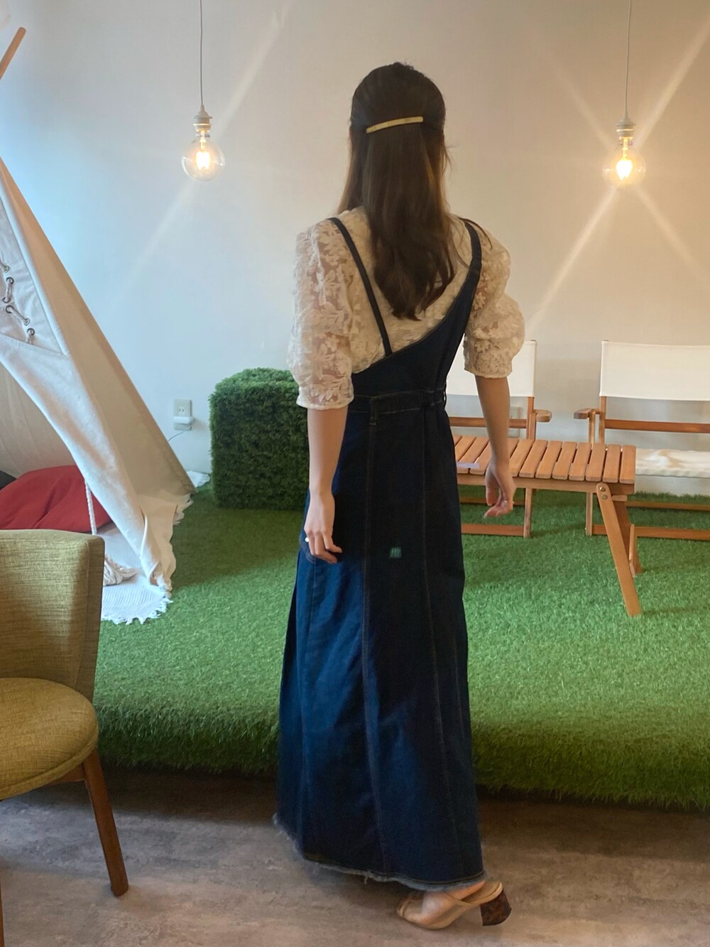 ホワイト系のシャツ/ブラウス、ブルー系のジャンパースカート、ベージュ系のサンダルを着用したレディースの夏コーディネートの2枚目の写真