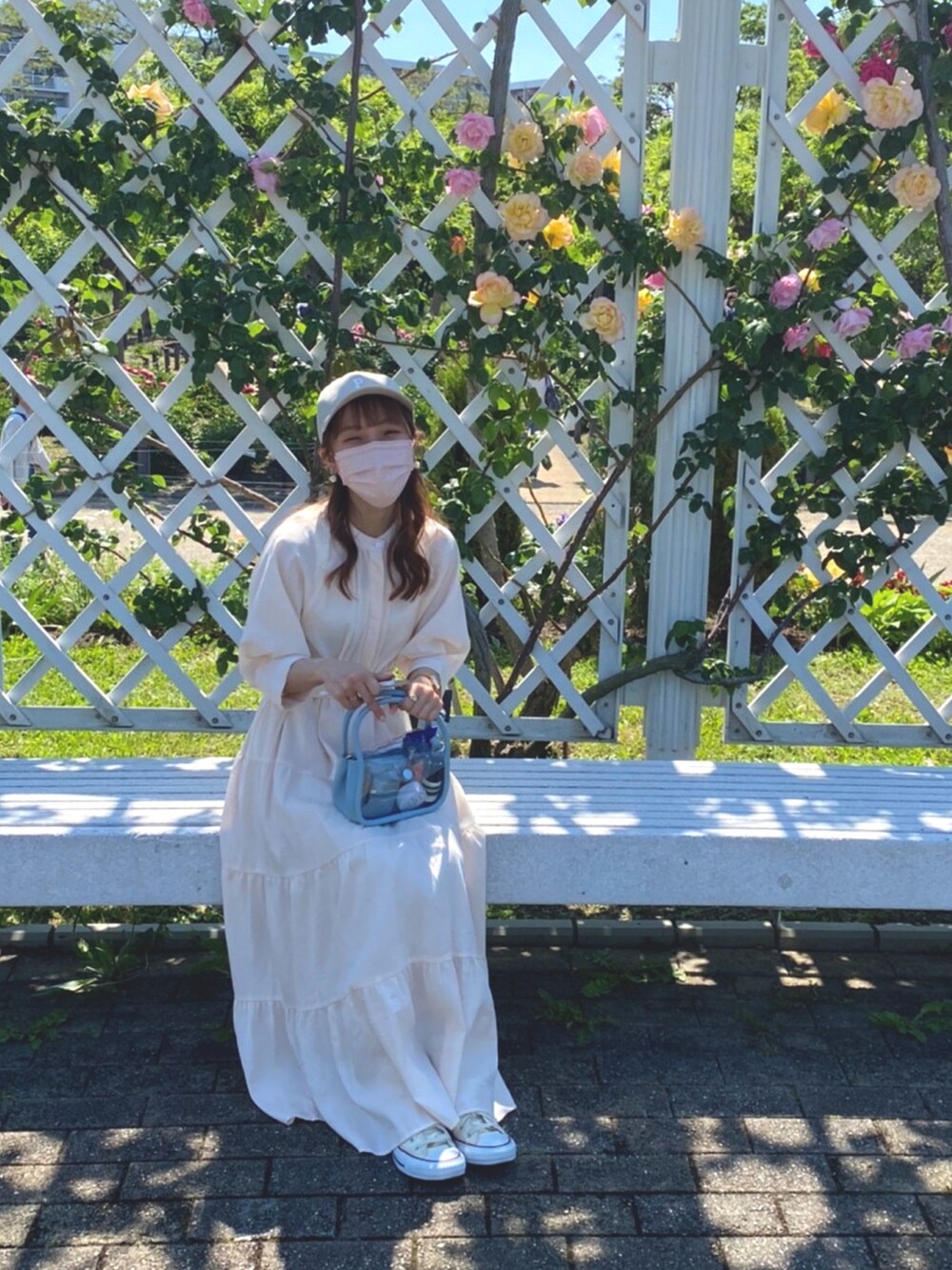 ホワイト系のワンピース、ブルー系のショルダーバッグ、ホワイト系のスニーカーを着用したレディースの春コーディネートの2枚目の写真