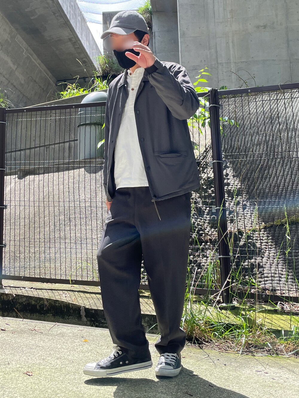 「休日スタイル、シンプルスタイル、スニーカーコーデ、オトナカジュアル、モノトーンコーデ、グレー」｜「CONVERSEのCONVERSE  コンバース LEATHER ALL STAR OX  レザーオールスターオックス  32143481  BLACK（スニーカー、ブラック系）」を使った、gozou12345さん（メンズ・175cm）の春コーディネートの3枚目の写真