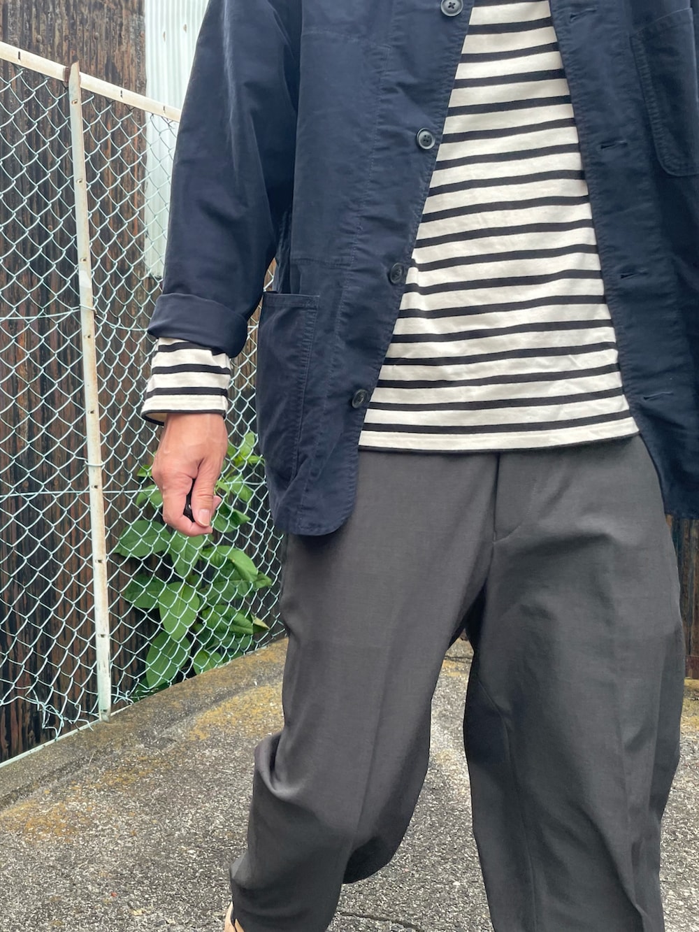 「UNIQLO、休日スタイル、スラックス、春夏コーデ、オトナカジュアル」｜「adidas Originalsのアイテム（スニーカー、ブラウン系）」を使った、gozou12345さん（メンズ・175cm）の春コーディネートの4枚目の写真