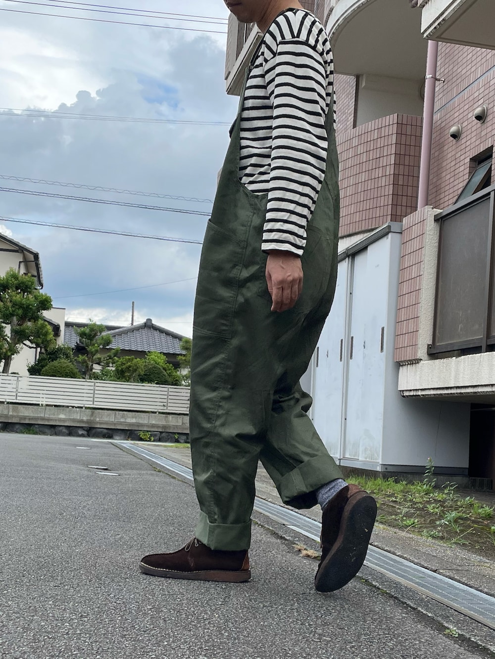 「秋コーデ、ラフ、ボーダー、オーディエンス、グリーン、オーバーオール、オールインワン、ミリタリー、ワーク」｜「Clarks Originalsのクラークスオリジナルズ/メンズ Desert Trek デザートトレック（モカシン/デッキシューズ、ブラウン系）」を使った、gozou12345さん（メンズ・175cm）の秋コーディネートの2枚目の写真