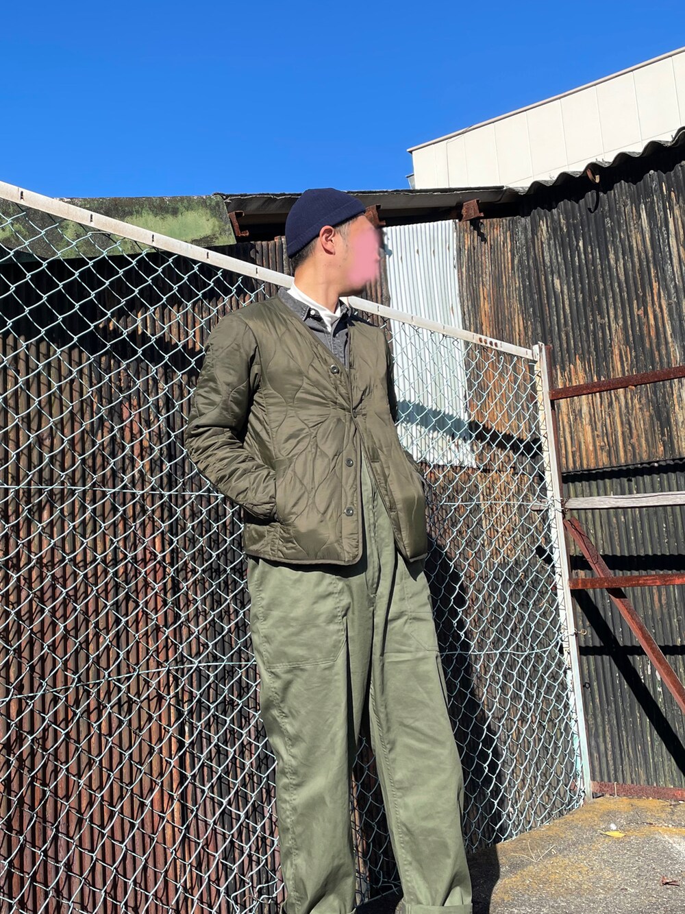 「春コーデ、緑、グリーン、グリーンコーデ、ミリタリー、ワーク」｜「DickiesのDickies ディッキーズ ジップオーバーオール（サロペット/オーバーオール、グリーン系）」を使った、gozou12345さん（メンズ・175cm）の冬コーディネートの3枚目の写真