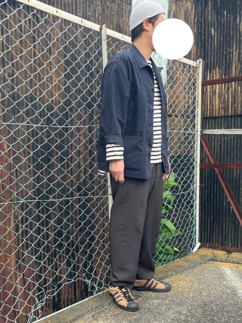 「UNIQLO、休日スタイル、スラックス、春夏コーデ、オトナカジュアル」｜「adidas Originalsのアイテム（スニーカー、ブラウン系）」を使った、gozou12345さん（メンズ・175cm）の春コーディネートの3枚目の写真