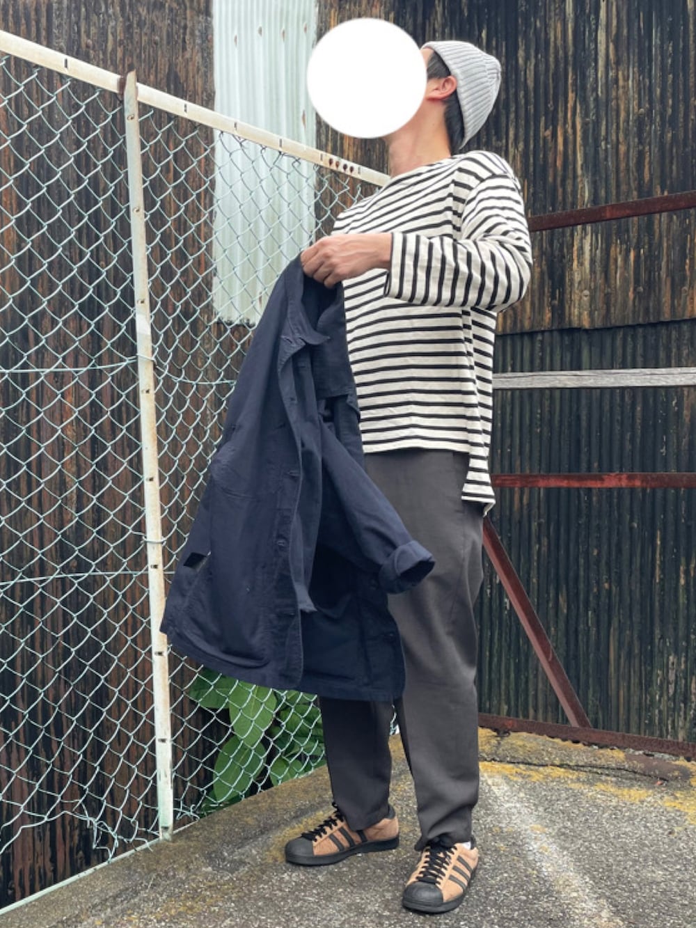 「UNIQLO、休日スタイル、スラックス、春夏コーデ、オトナカジュアル」｜「adidas Originalsのアイテム（スニーカー、ブラウン系）」を使った、gozou12345さん（メンズ・175cm）の春コーディネートの2枚目の写真