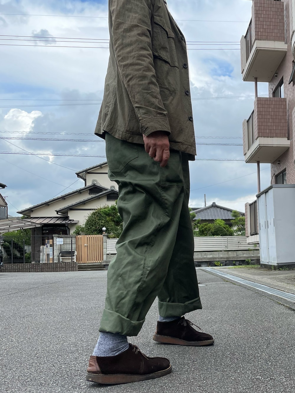 「秋コーデ、ラフ、ボーダー、オーディエンス、グリーン、オーバーオール、オールインワン、ミリタリー、ワーク」｜「Clarks Originalsのクラークスオリジナルズ/メンズ Desert Trek デザートトレック（モカシン/デッキシューズ、ブラウン系）」を使った、gozou12345さん（メンズ・175cm）の秋コーディネートの4枚目の写真