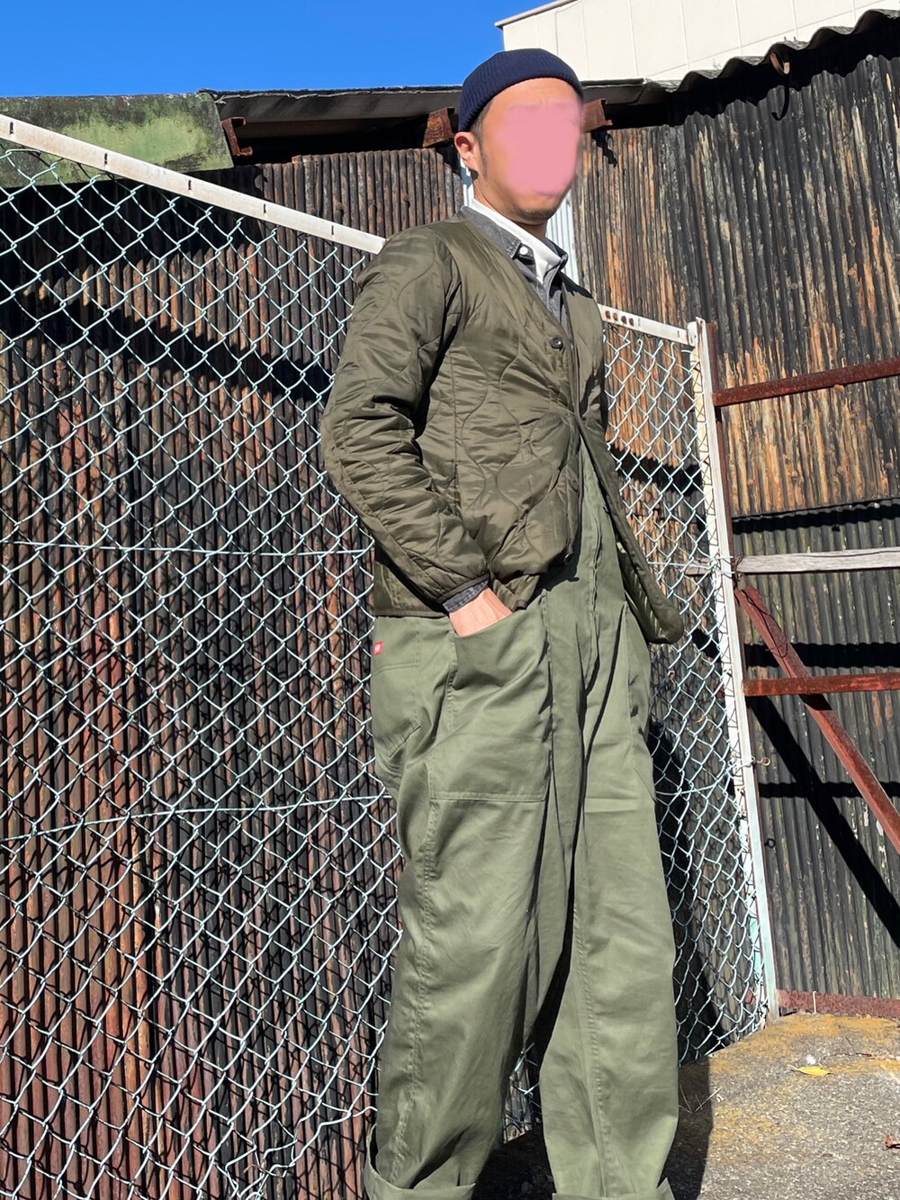 「春コーデ、緑、グリーン、グリーンコーデ、ミリタリー、ワーク」｜「DickiesのDickies ディッキーズ ジップオーバーオール（サロペット/オーバーオール、グリーン系）」を使った、gozou12345さん（メンズ・175cm）の冬コーディネートの2枚目の写真