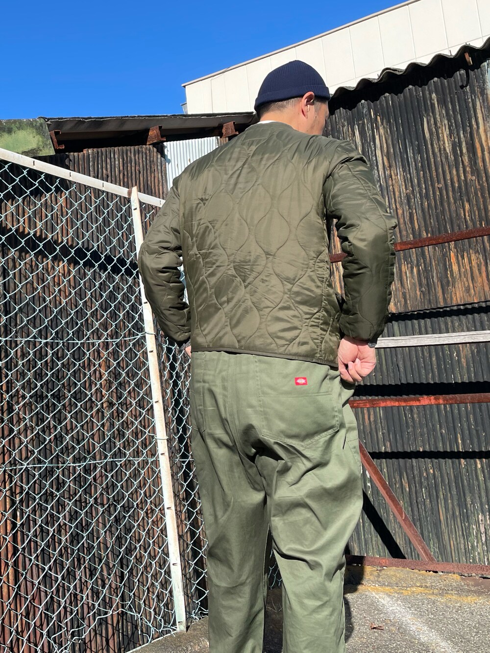 「春コーデ、緑、グリーン、グリーンコーデ、ミリタリー、ワーク」｜「DickiesのDickies ディッキーズ ジップオーバーオール（サロペット/オーバーオール、グリーン系）」を使った、gozou12345さん（メンズ・175cm）の冬コーディネートの4枚目の写真