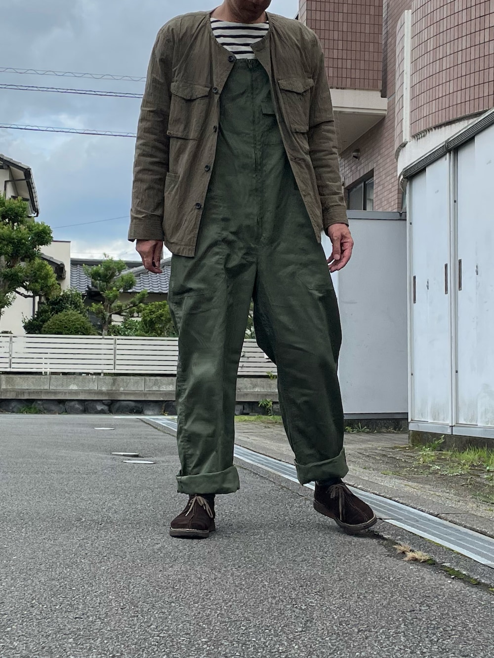 「秋コーデ、ラフ、ボーダー、オーディエンス、グリーン、オーバーオール、オールインワン、ミリタリー、ワーク」｜「Clarks Originalsのクラークスオリジナルズ/メンズ Desert Trek デザートトレック（モカシン/デッキシューズ、ブラウン系）」を使った、gozou12345さん（メンズ・175cm）の秋コーディネートの3枚目の写真