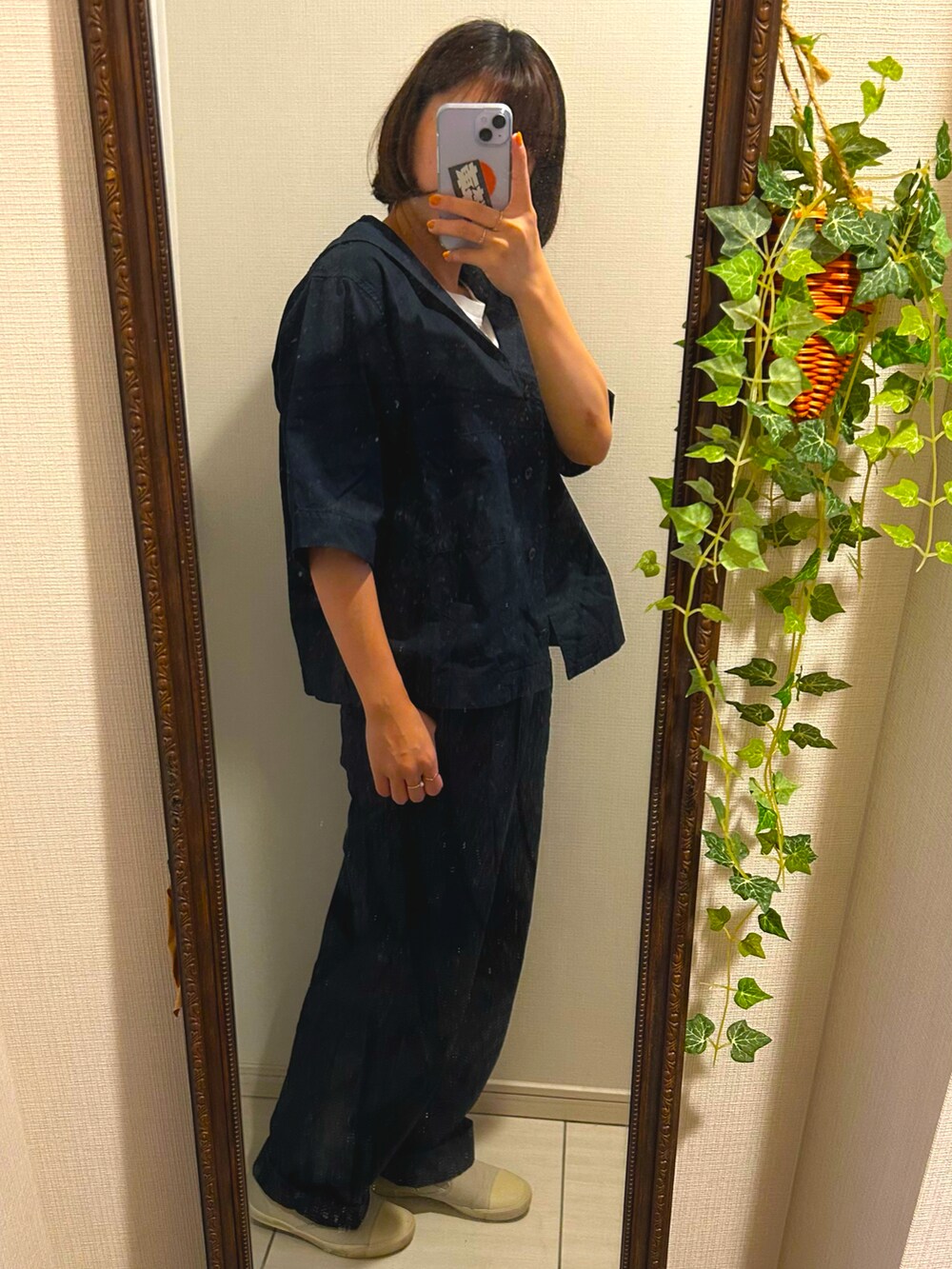 ブルー系のその他パンツ、ブルー系のシャツ/ブラウス、ホワイト系のTシャツ/カットソーを着用したレディースの秋コーディネートの2枚目の写真