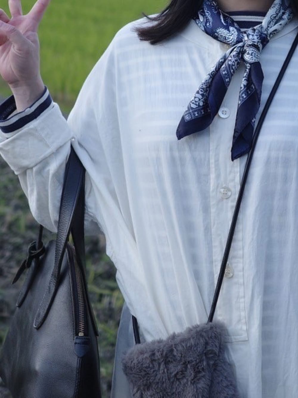 ブラック系のボストンバッグ、グレー系のショルダーバッグ、ホワイト系のシャツワンピースを着用したレディースの秋コーディネートの2枚目の写真