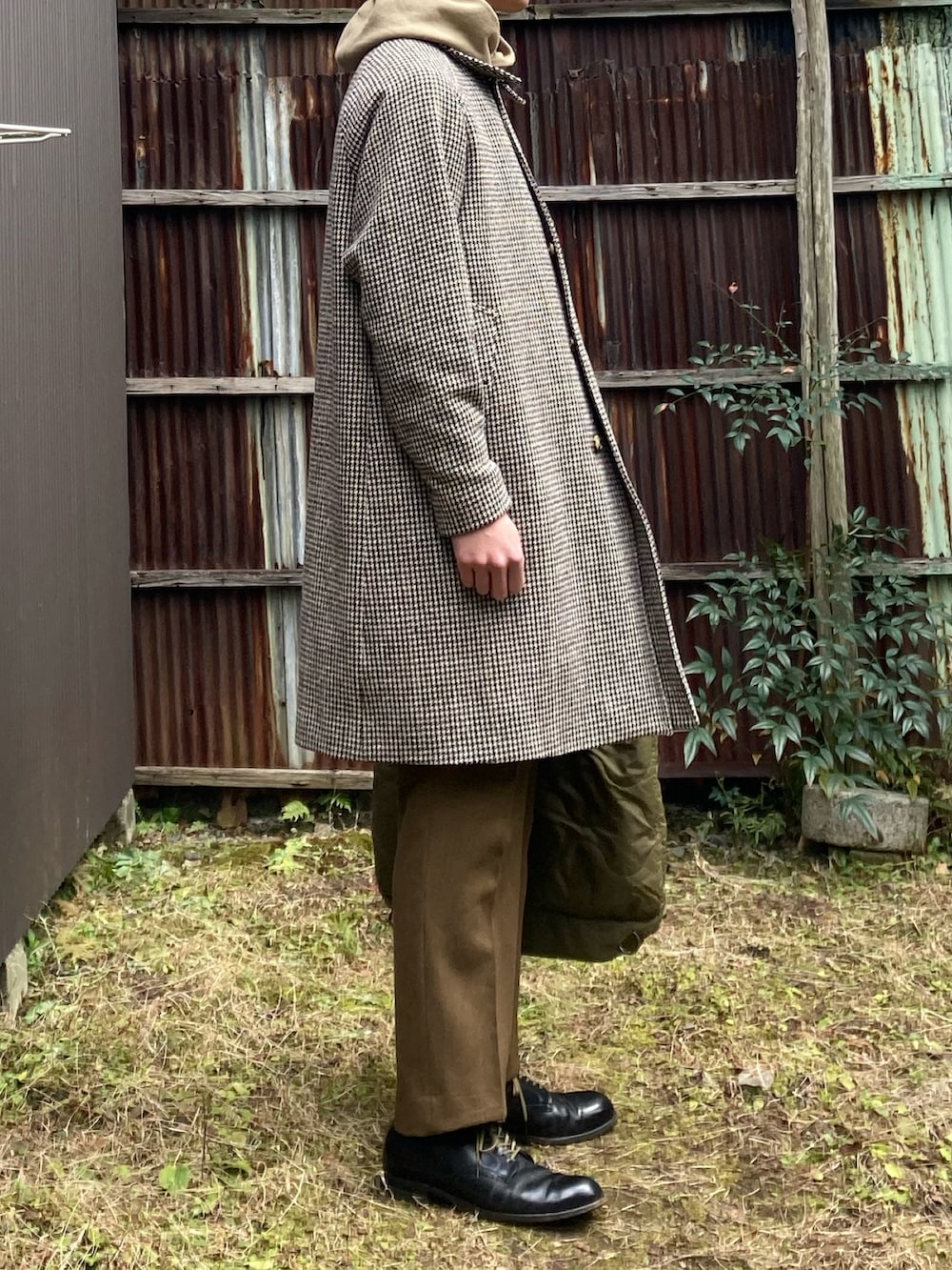 「バルカラーコート、ガンクラブチェック、チェックコート」｜「RRLのキルテッド バックパック（バックパック/リュック、グリーン系）」を使った、二軒茶屋さん（メンズ・178cm）の冬コーディネートの2枚目の写真