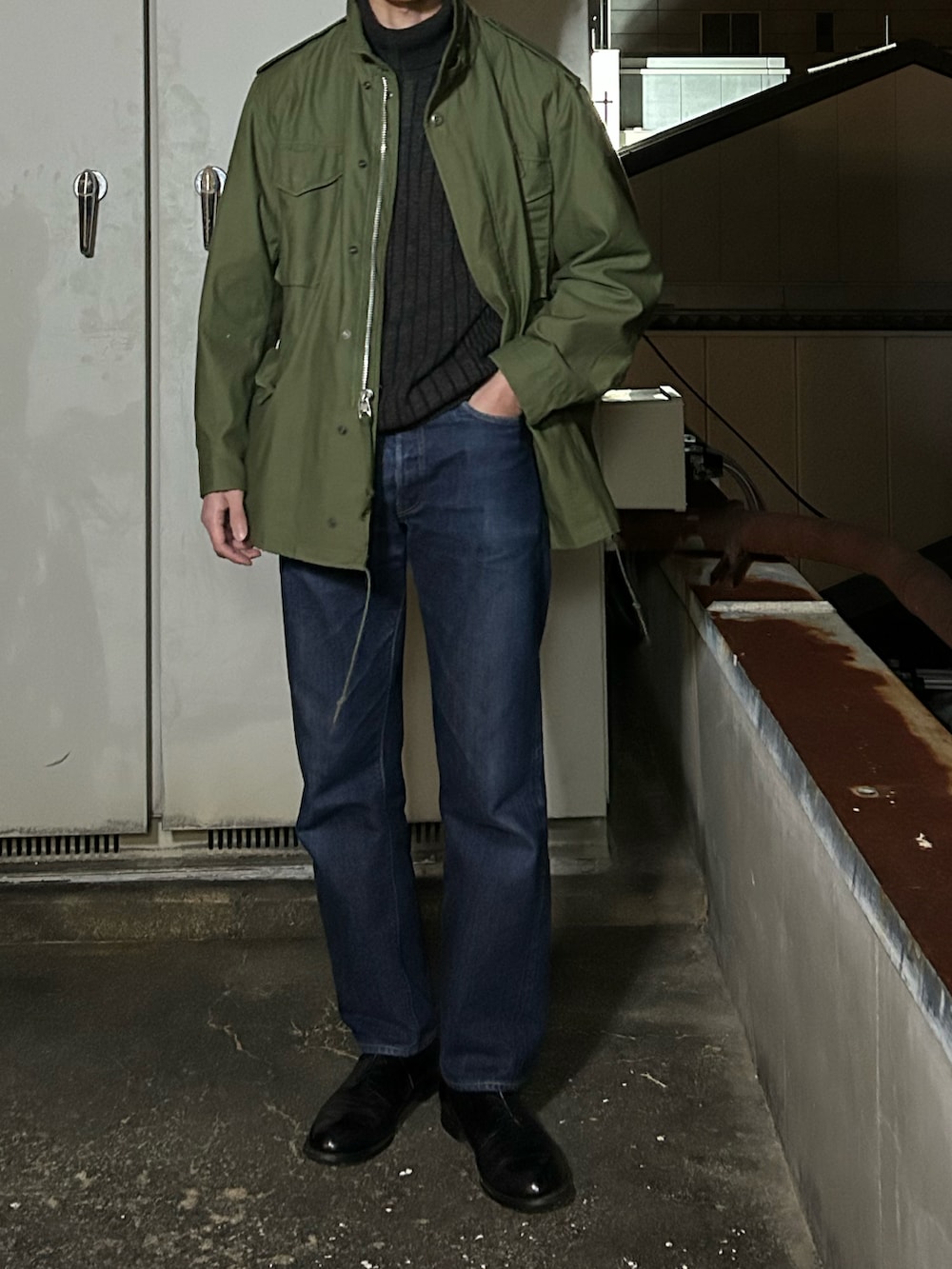 「Christian Diorのアイテム（ニット/セーター、ブラウン系）」を使った、二軒茶屋さん（メンズ・178cm）の冬コーディネートの2枚目の写真