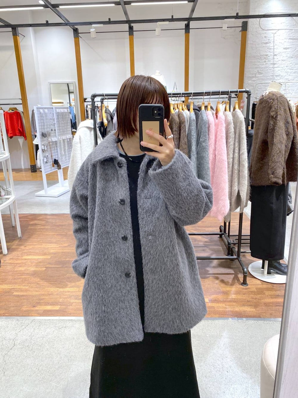 ブルー系のTシャツ/カットソー、ブラック系のブーツ、グレー系のその他アウターを着用したレディースの秋コーディネートの3枚目の写真