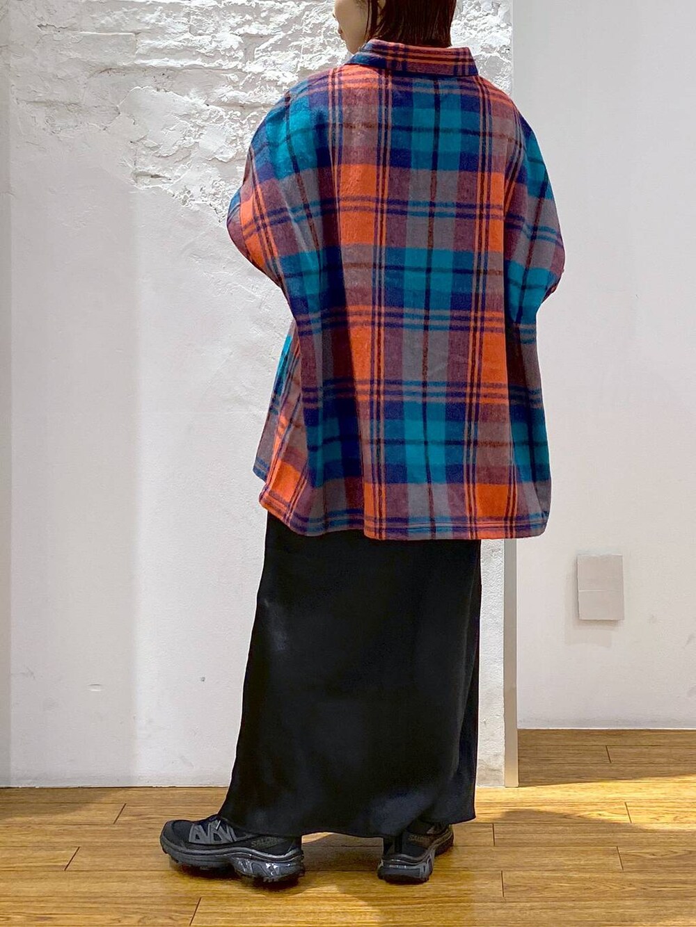 ブラック系のスカート、ブラック系のボストンバッグ、レッド系のシャツ/ブラウスを着用したレディースの秋コーディネートの5枚目の写真