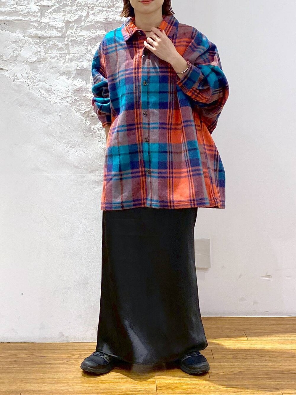 ブラック系のスカート、ブラック系のボストンバッグ、レッド系のシャツ/ブラウスを着用したレディースの秋コーディネートの6枚目の写真