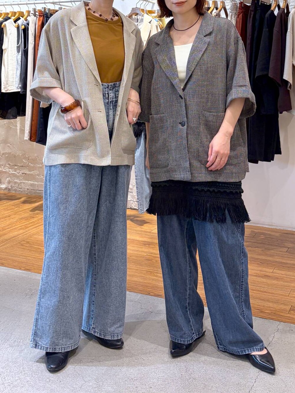 ブルー系のサロペット/オーバーオール、ブルー系のデニムパンツ、ブラック系のパンプスを着用したレディースの春コーディネートの4枚目の写真