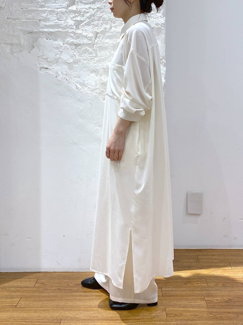 「LEPSIM、ママコーデ、着痩せ・細見え、着痩せ、シャツワンピース、新作、シンプルコーデ、春夏コーデ、春コーデ」｜「LEPSIMのマルチメリットカルゼ長袖ワンピース　242484（ワンピース、ホワイト系）」を使った、mayaさん（レディース・158cm）の春コーディネートの2枚目の写真