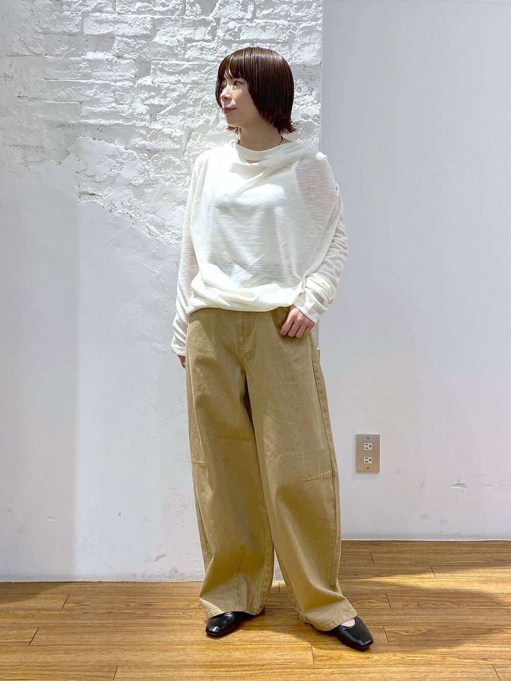 ベージュ系のその他パンツ、ブラック系のショルダーバッグ、ブラック系のパンプスを着用したレディースの春コーディネートの4枚目の写真