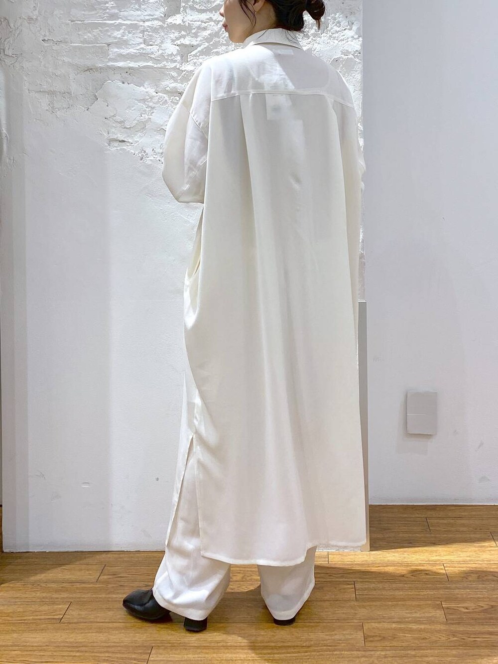 「LEPSIM、ママコーデ、着痩せ・細見え、着痩せ、シャツワンピース、新作、シンプルコーデ、春夏コーデ、春コーデ」｜「LEPSIMのマルチメリットカルゼ長袖ワンピース　242484（ワンピース、ホワイト系）」を使った、mayaさん（レディース・158cm）の春コーディネートの3枚目の写真