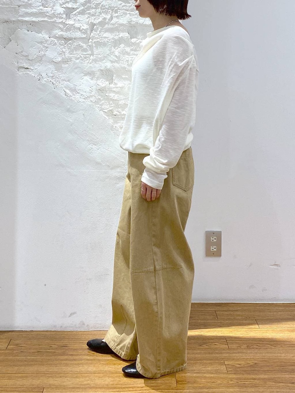 ベージュ系のその他パンツ、ブラック系のショルダーバッグ、ブラック系のパンプスを着用したレディースの春コーディネートの2枚目の写真