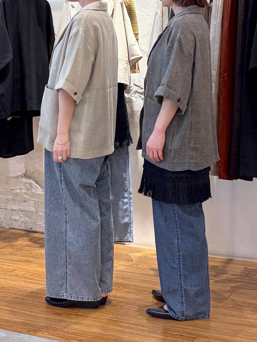 ブルー系のサロペット/オーバーオール、ブルー系のデニムパンツ、ブラック系のパンプスを着用したレディースの春コーディネートの2枚目の写真