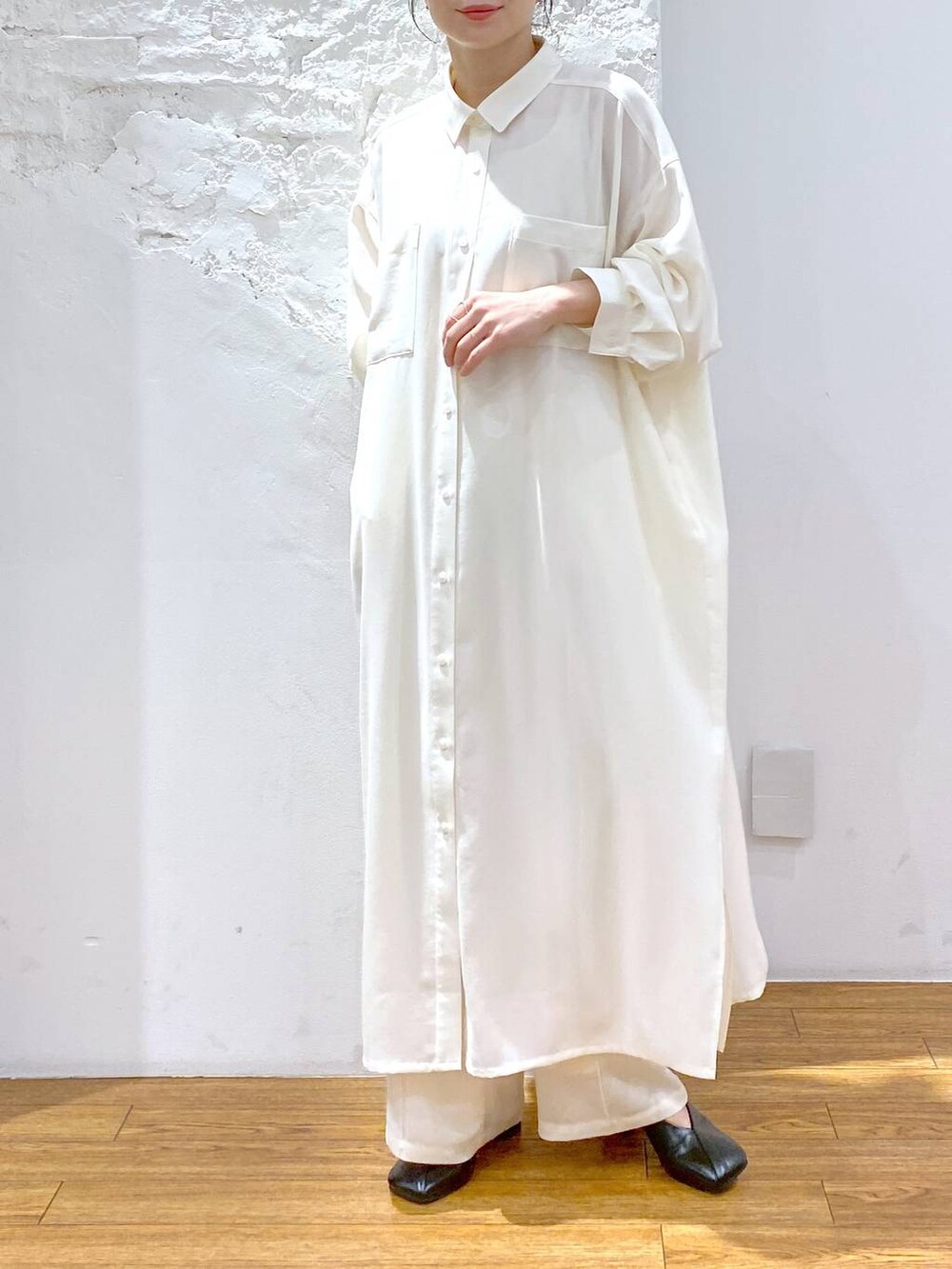 「LEPSIM、ママコーデ、着痩せ・細見え、着痩せ、シャツワンピース、新作、シンプルコーデ、春夏コーデ、春コーデ」｜「LEPSIMのマルチメリットカルゼ長袖ワンピース　242484（ワンピース、ホワイト系）」を使った、mayaさん（レディース・158cm）の春コーディネートの4枚目の写真