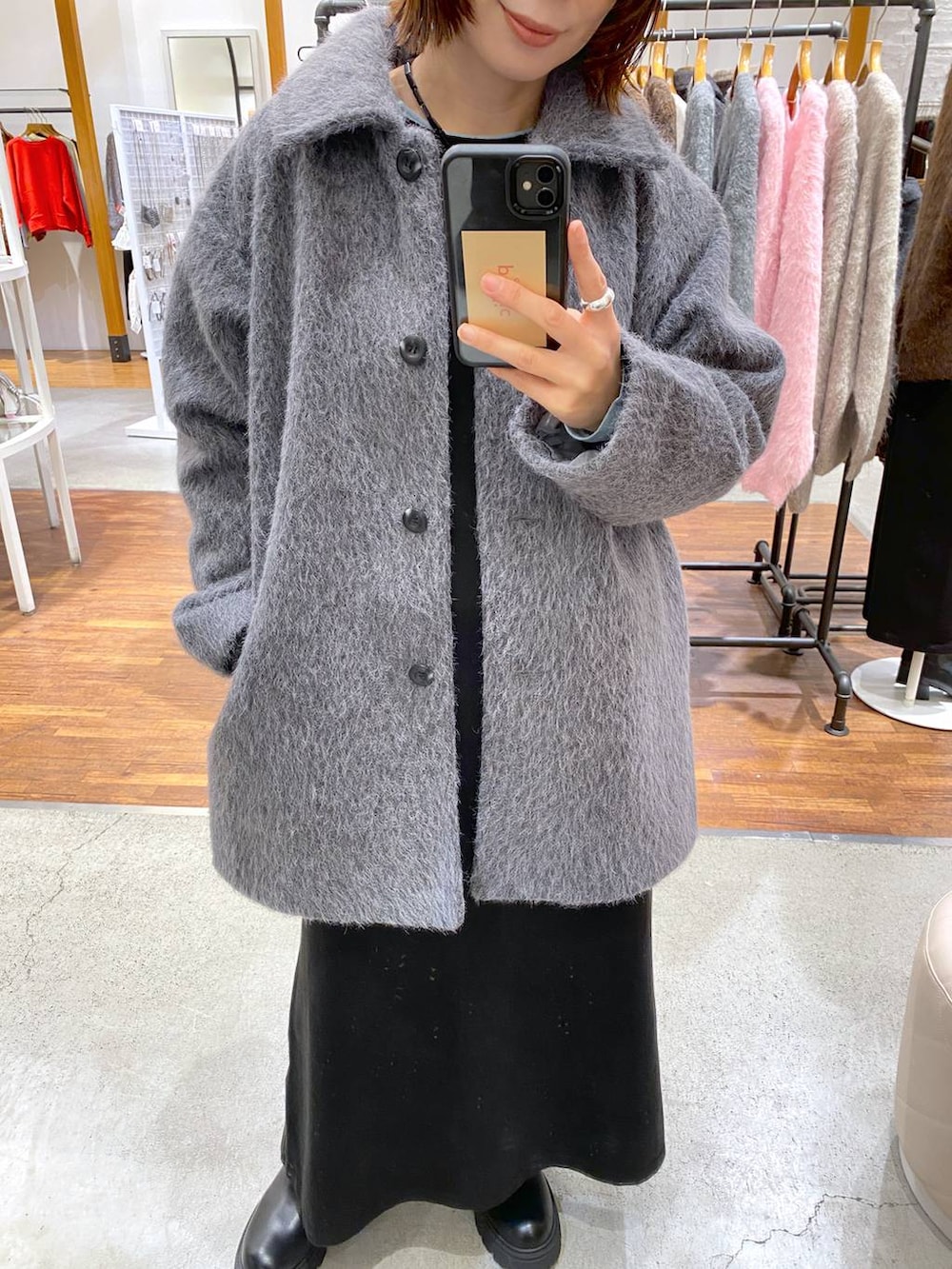 ブルー系のTシャツ/カットソー、ブラック系のブーツ、グレー系のその他アウターを着用したレディースの秋コーディネートの2枚目の写真