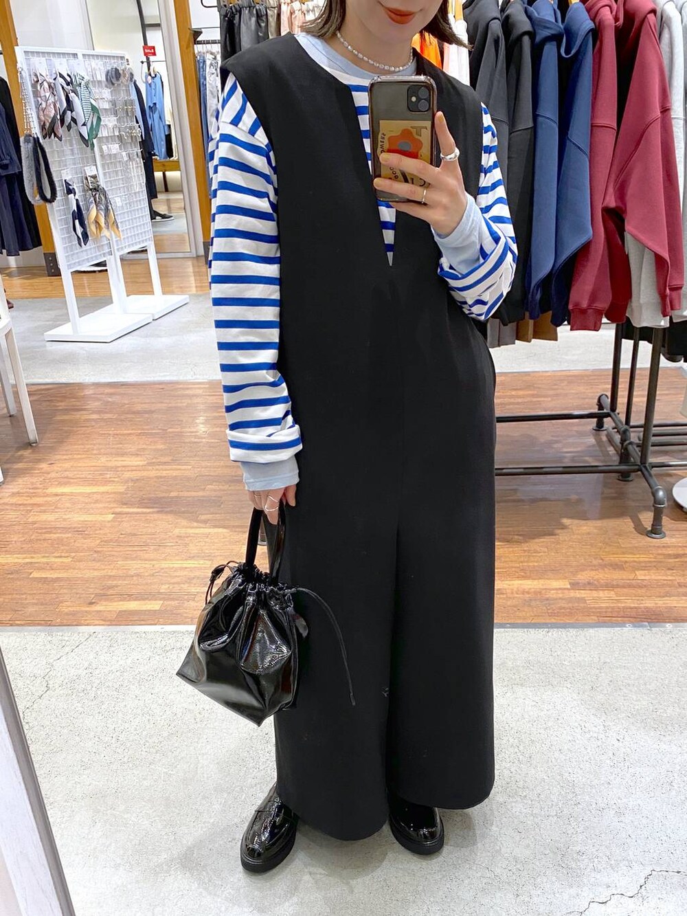 ブルー系のTシャツ/カットソー、ブラック系のサロペット/オーバーオール、ブラック系のローファーを着用したレディースの冬コーディネートの2枚目の写真