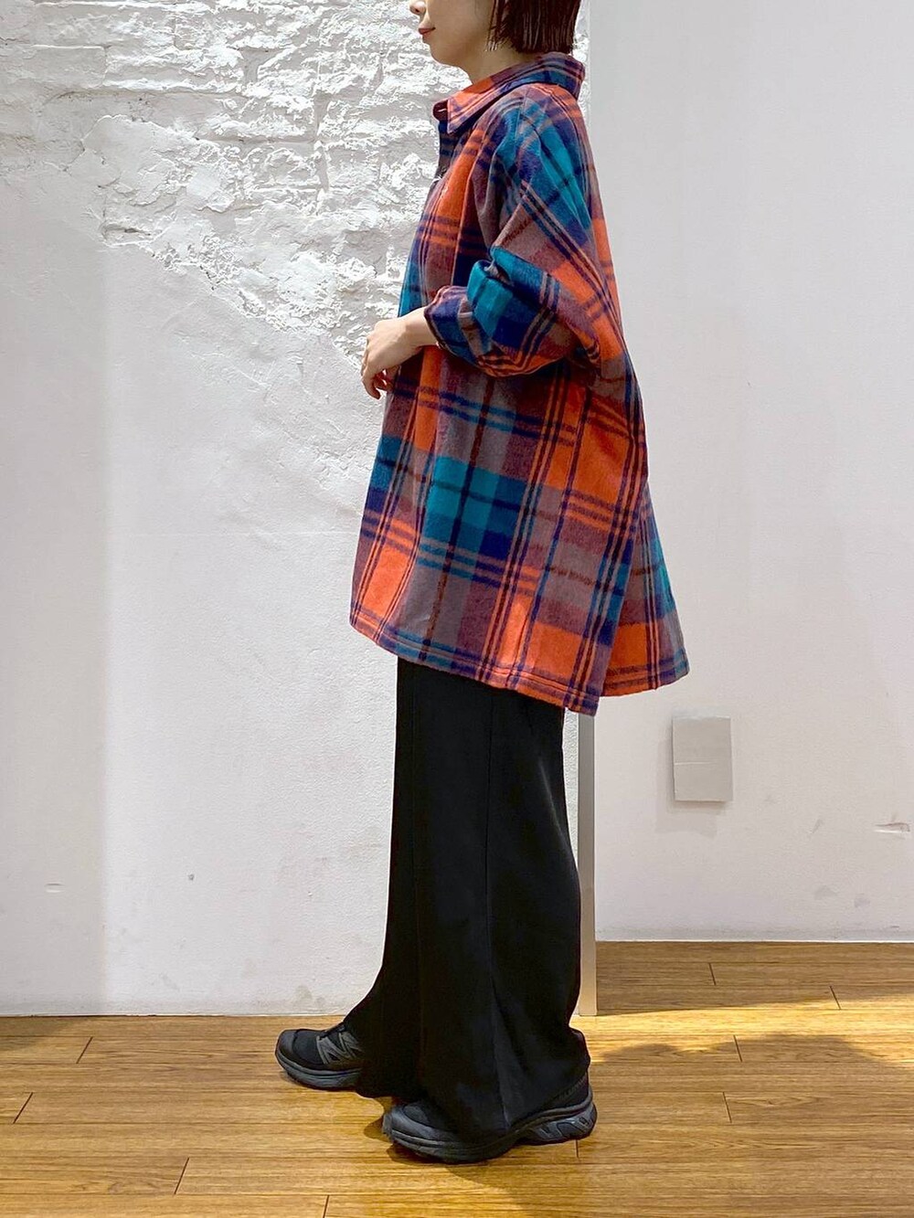 ブラック系のスカート、ブラック系のボストンバッグ、レッド系のシャツ/ブラウスを着用したレディースの秋コーディネートの4枚目の写真