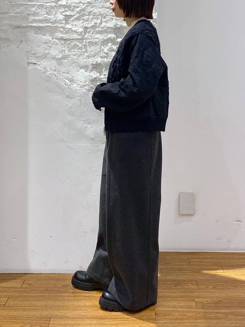ブラック系のショルダーバッグ、グレー系のその他パンツ、ホワイト系のニット/セーターを着用したレディースの冬コーディネートの3枚目の写真