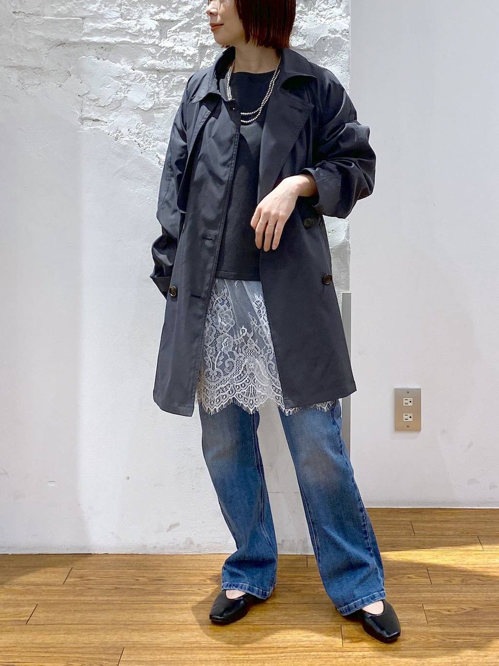 ブラック系のショルダーバッグ、グレー系のトレンチコート、ブラック系のパンプスを着用したレディースの春コーディネートの3枚目の写真