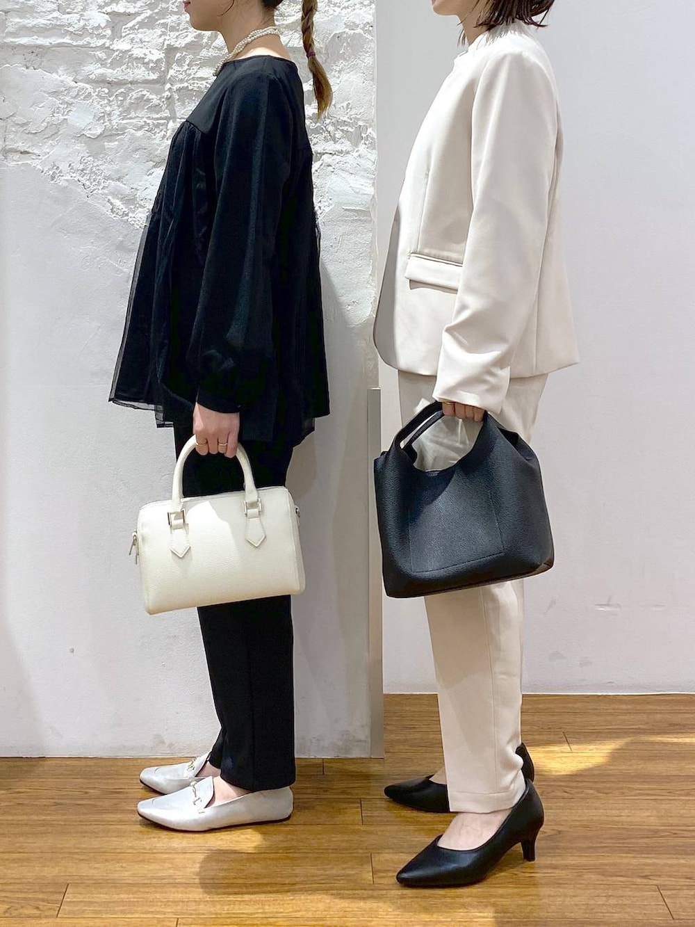 ベージュ系のスーツパンツ、ブラック系のその他パンツ、ベージュ系のスーツジャケットを着用したレディースの冬コーディネートの2枚目の写真