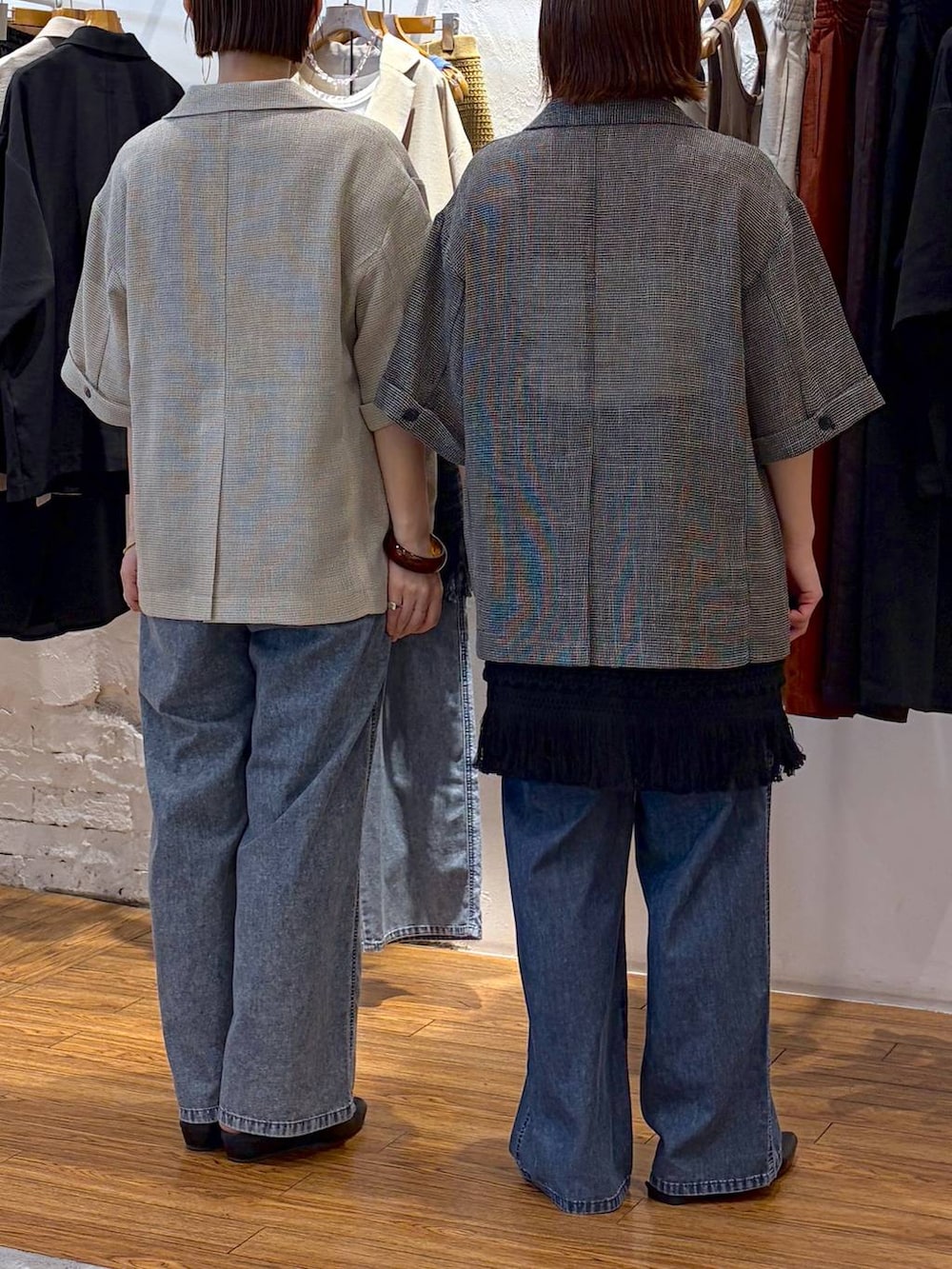 ブルー系のサロペット/オーバーオール、ブルー系のデニムパンツ、ブラック系のパンプスを着用したレディースの春コーディネートの3枚目の写真