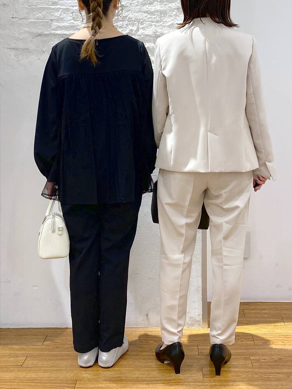 ベージュ系のスーツパンツ、ブラック系のその他パンツ、ベージュ系のスーツジャケットを着用したレディースの冬コーディネートの3枚目の写真