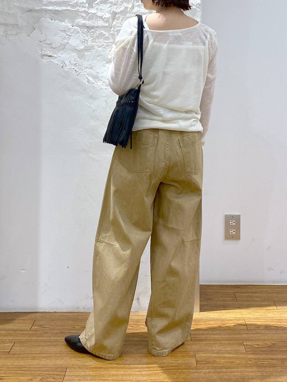 ベージュ系のその他パンツ、ブラック系のショルダーバッグ、ブラック系のパンプスを着用したレディースの春コーディネートの3枚目の写真