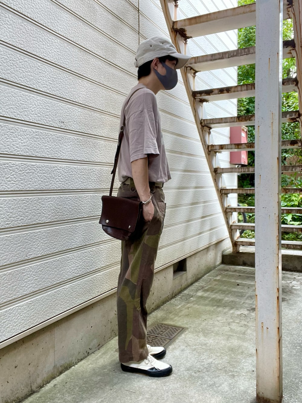 ホワイト系のスニーカー、ブラウン系のカーゴパンツ、ピンク系のTシャツ/カットソーを着用したメンズの夏コーディネートの2枚目の写真