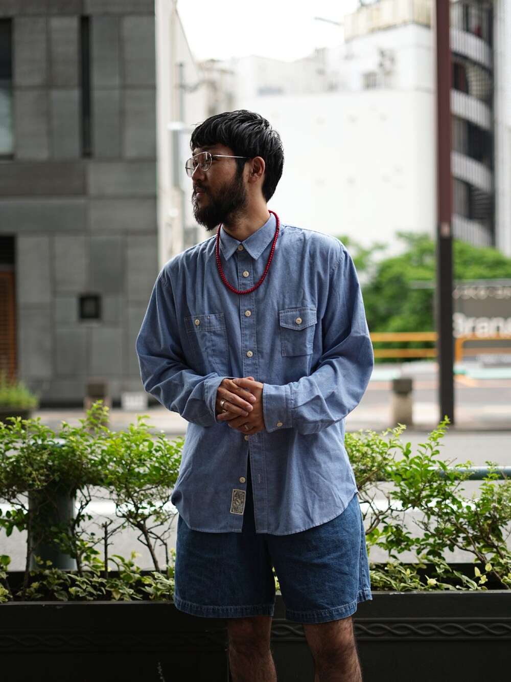 ブルー系のシャツ/ブラウス、ブルー系のデニムパンツを着用したメンズの夏コーディネートの2枚目の写真