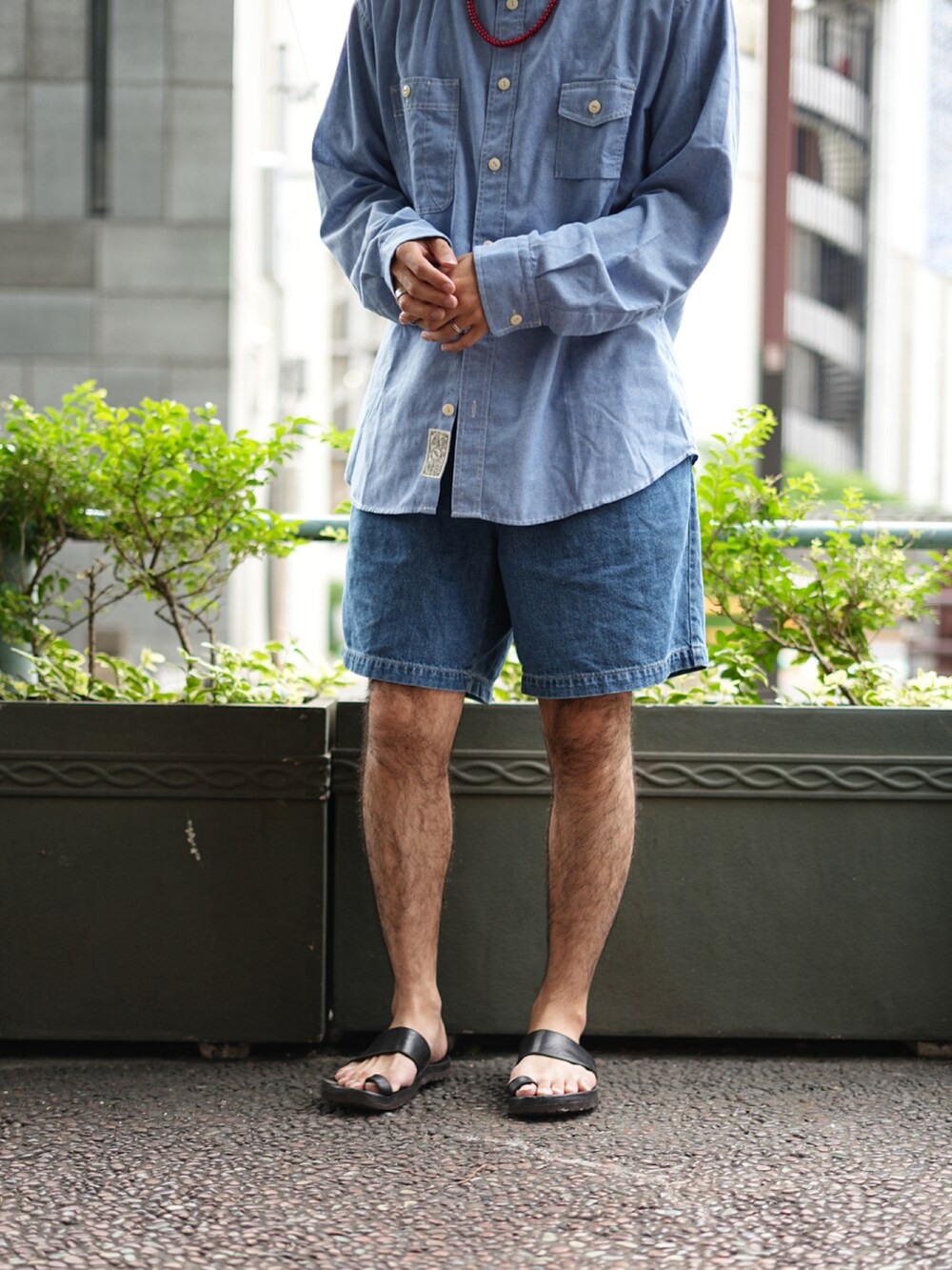 ブルー系のシャツ/ブラウス、ブルー系のデニムパンツを着用したメンズの夏コーディネートの3枚目の写真