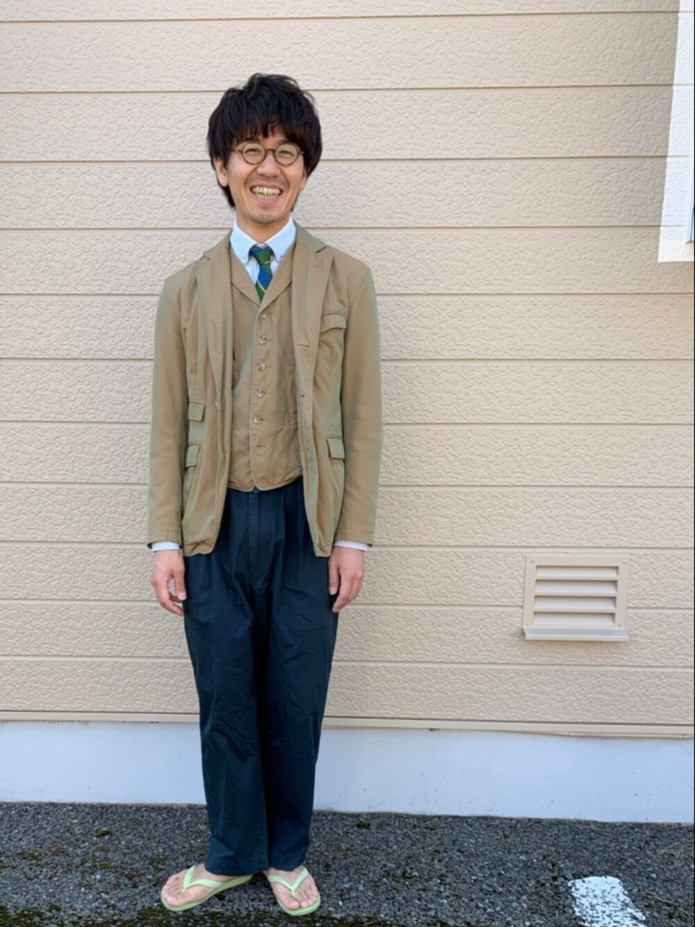 「FUDGEBOYのトラッドスタイル、サンダル、ビーチサンダル、きれいめカジュアル、ネクタイ、アイビー」｜「Engineered Garmentsのアイテム（テーラードジャケット、ベージュ系）」を使った、ケイスケさん（メンズ・166cm）の春コーディネートの3枚目の写真