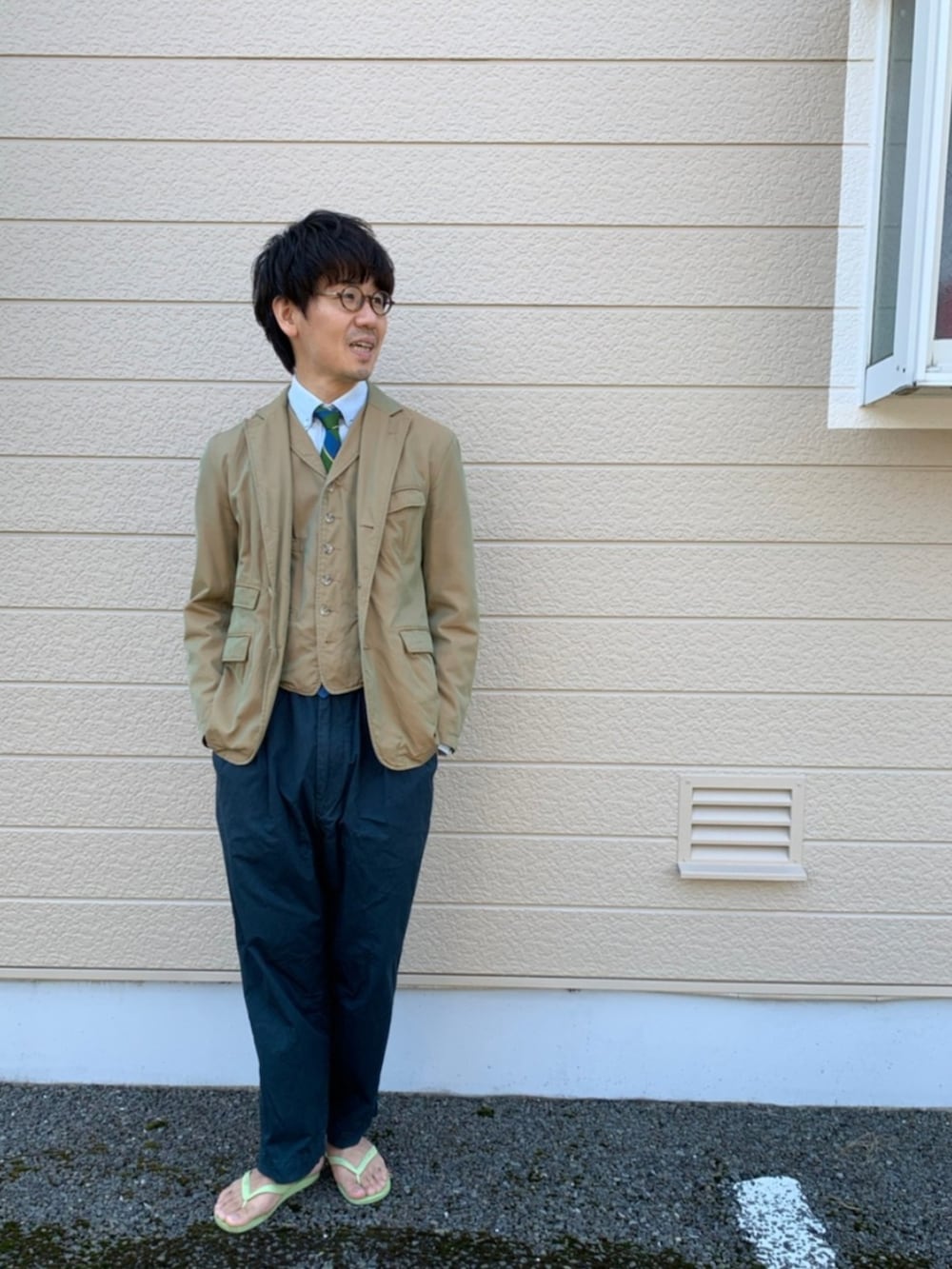 「FUDGEBOYのトラッドスタイル、サンダル、ビーチサンダル、きれいめカジュアル、ネクタイ、アイビー」｜「Engineered Garmentsのアイテム（テーラードジャケット、ベージュ系）」を使った、ケイスケさん（メンズ・166cm）の春コーディネートの2枚目の写真