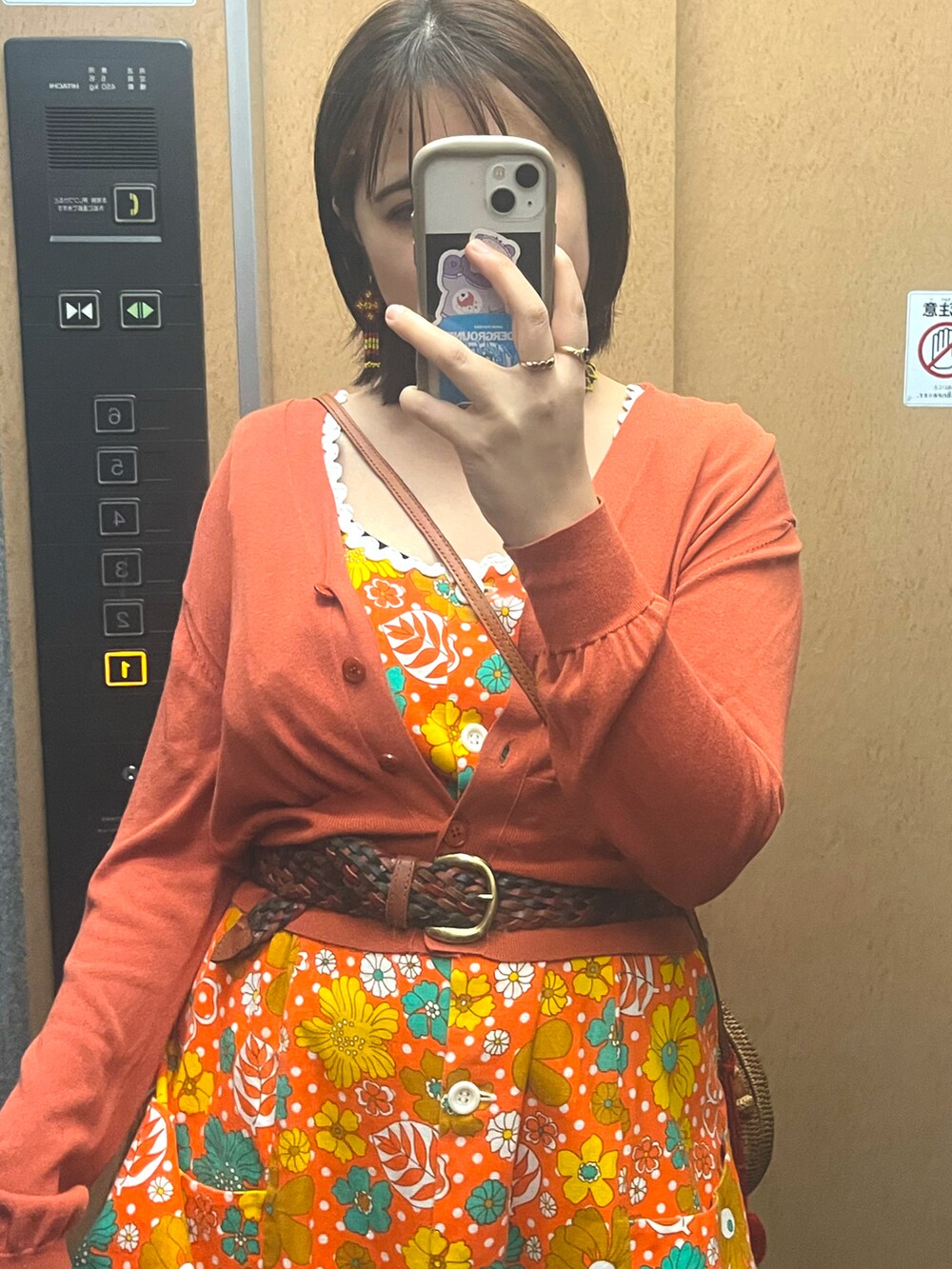 オレンジ系のワンピース/ドレスを着用したレディースの春コーディネートの2枚目の写真