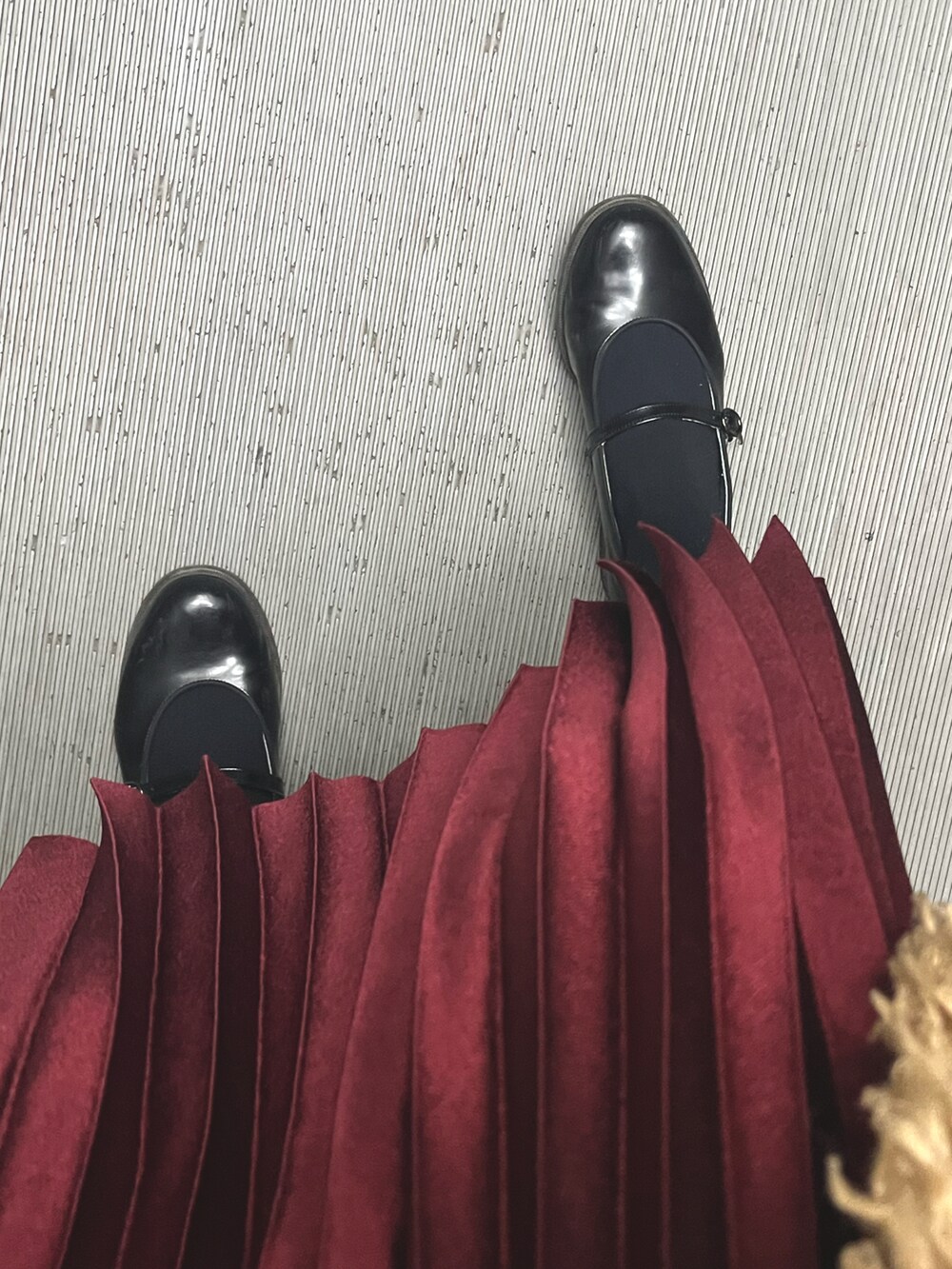 ベージュ系のジャケット/アウター、レッド系のスカート、ブラック系のカーディガン/ボレロを着用したレディースの冬コーディネートの3枚目の写真