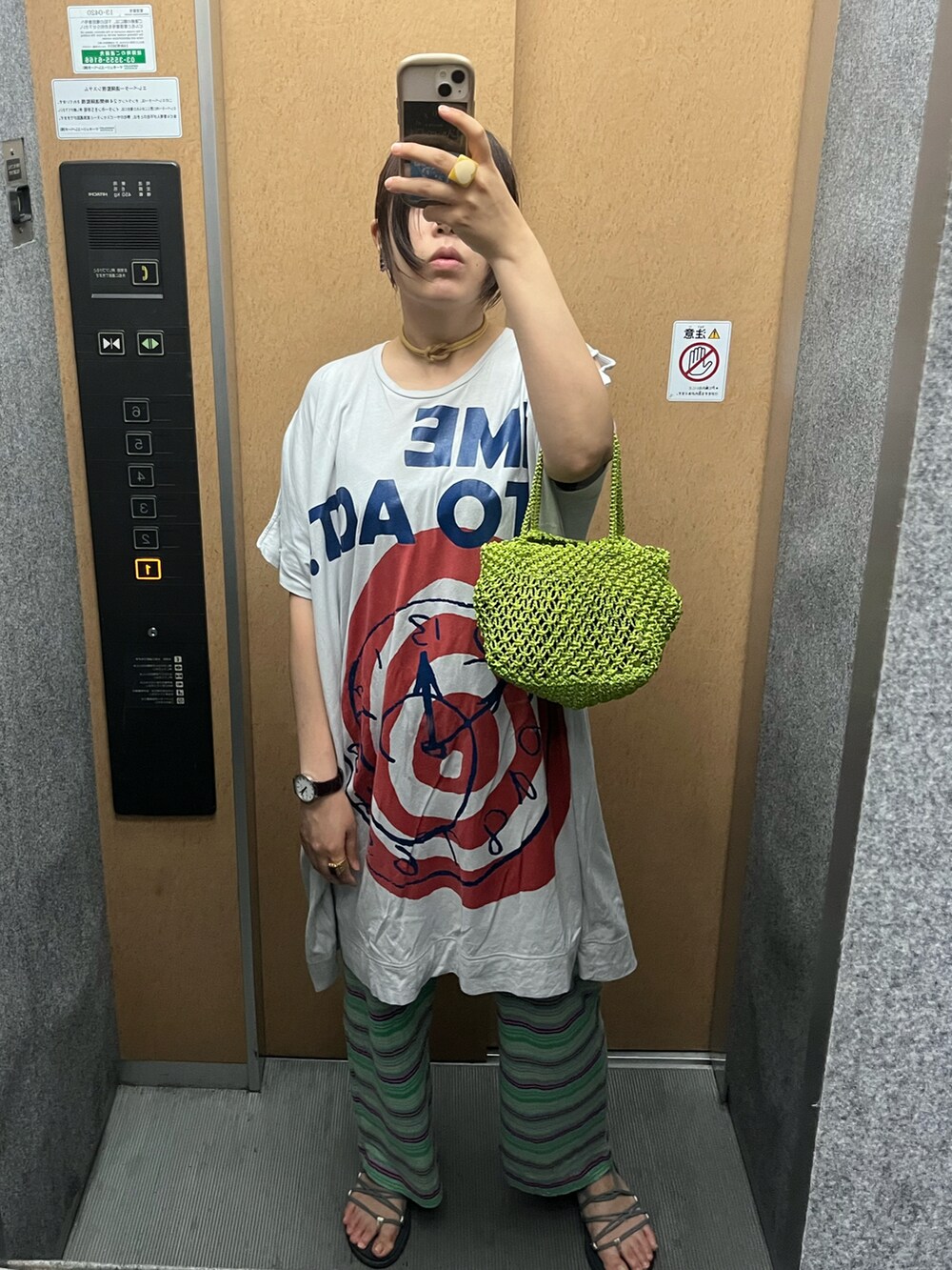 ブルー系のワンピース、グリーン系のかごバッグ、グリーン系のその他パンツを着用したレディースの夏コーディネートの2枚目の写真