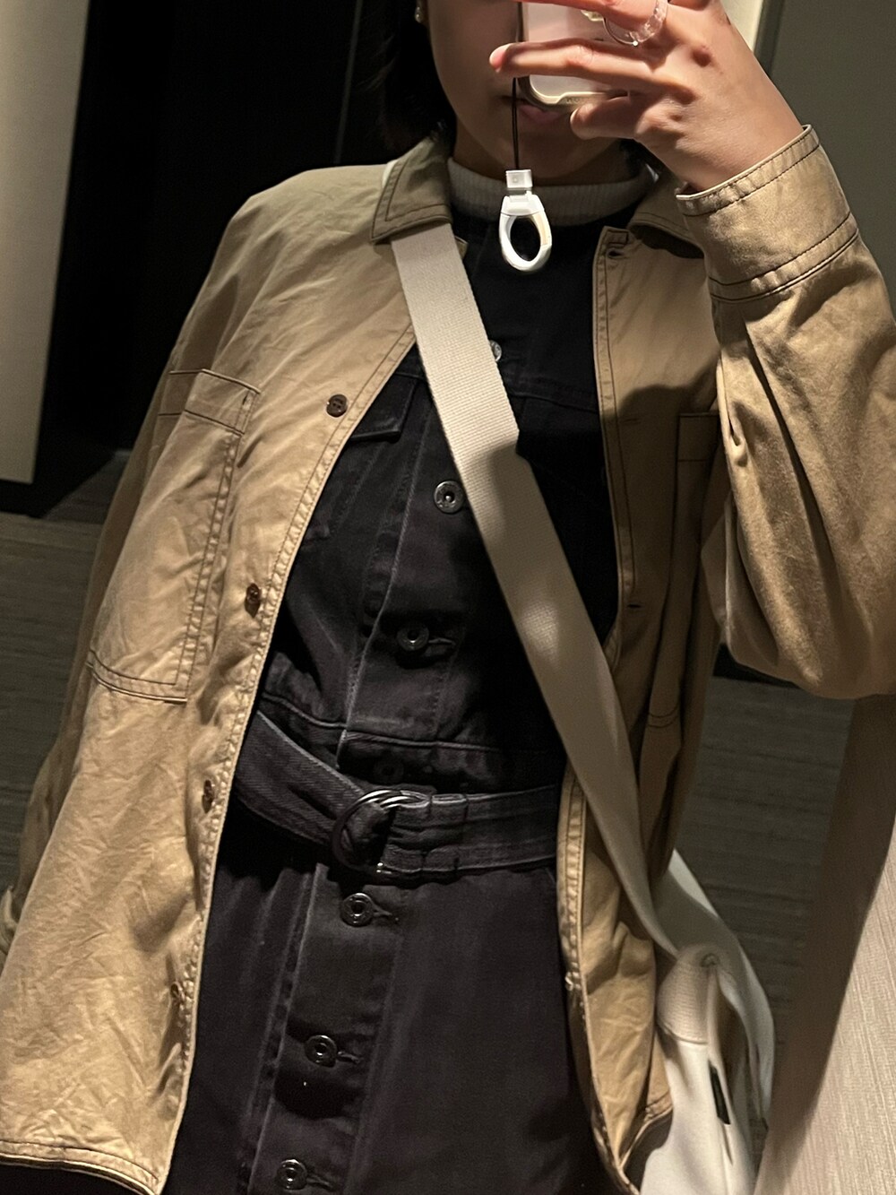 ホワイト系のスニーカー、ブラック系のワンピース、ベージュ系のトップスを着用したレディースの春コーディネートの3枚目の写真