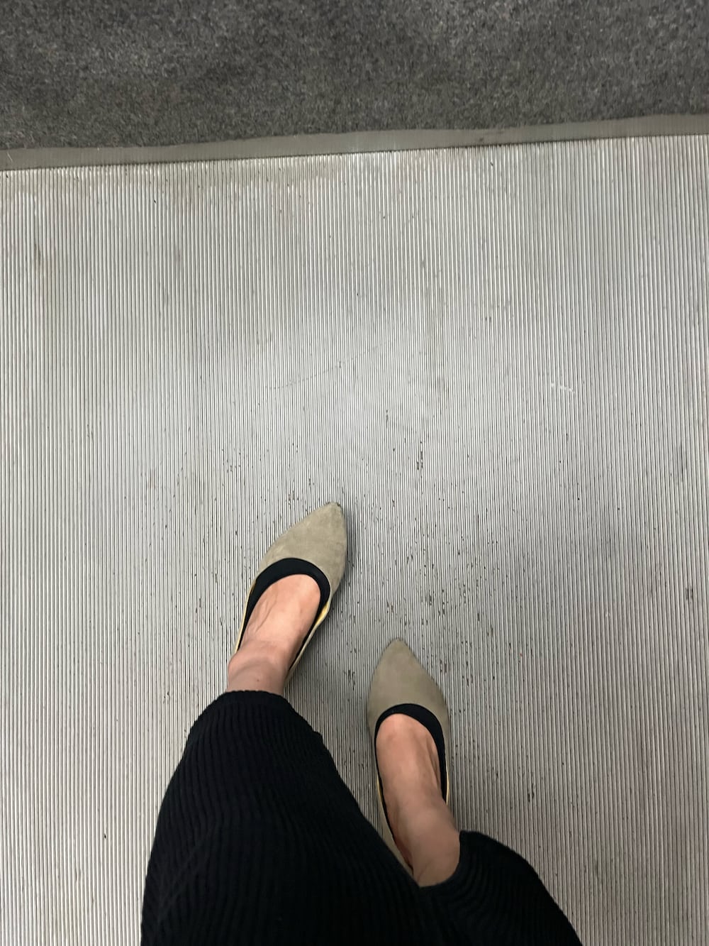 グレー系のバッグを着用したレディースの夏コーディネートの2枚目の写真